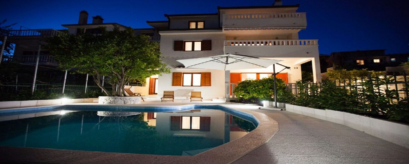 Bright apartment with pool near Split