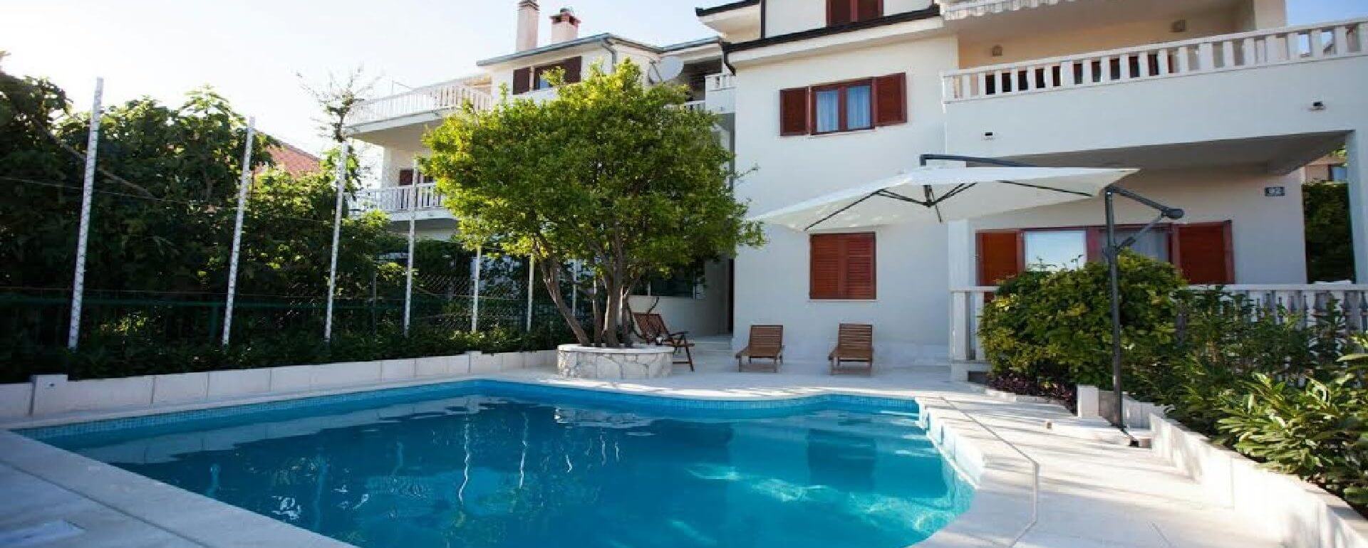 Large apartment with pool in Zrnovnica